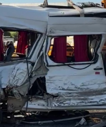 Tırla çarpışan işçi servisi devrildi: 8 yaralı