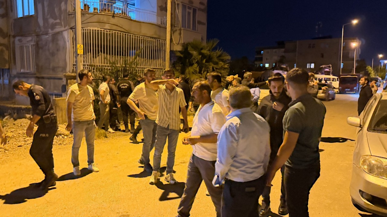 Ev sahibi ile kiracı arasında bıçaklı, sopalı, taşlı kavga: 11 yaralı