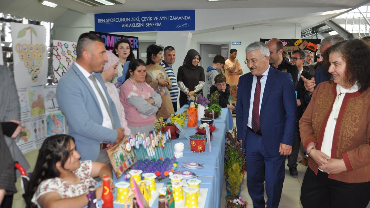 Akşehir'de el sanatları sergisi düzenledi