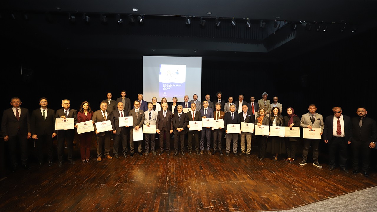 NEÜ’nün engelsiz üniversite başarısı bayrak teslim töreni ile taçlandı