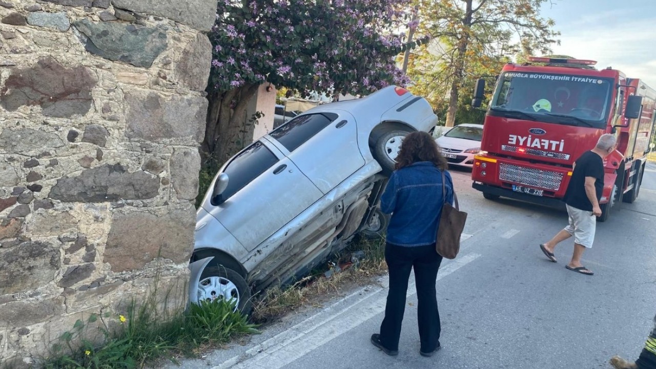 Otomobil taş binaya çarptı