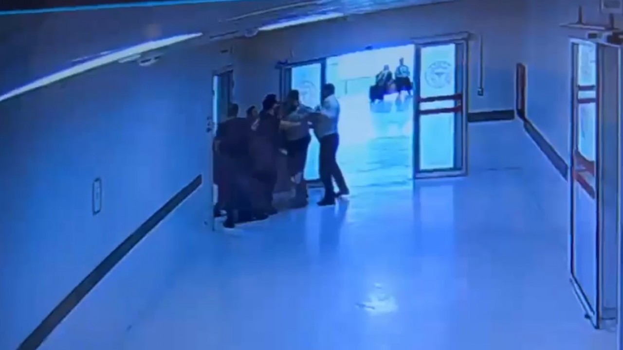 Radyasyon odasına zorla giren hasta yakını, doktora saldırdı