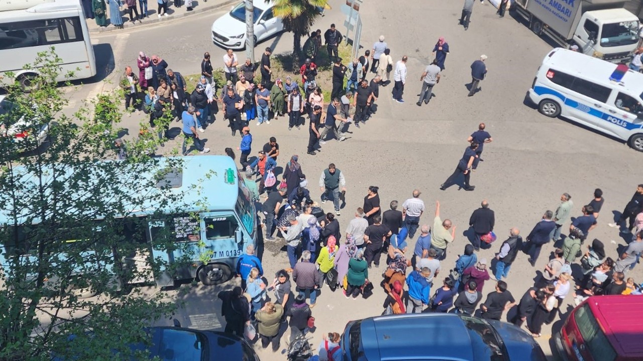 Yürekleri ağza getiren olay: Minibüsü iterek kadını kurtardılar