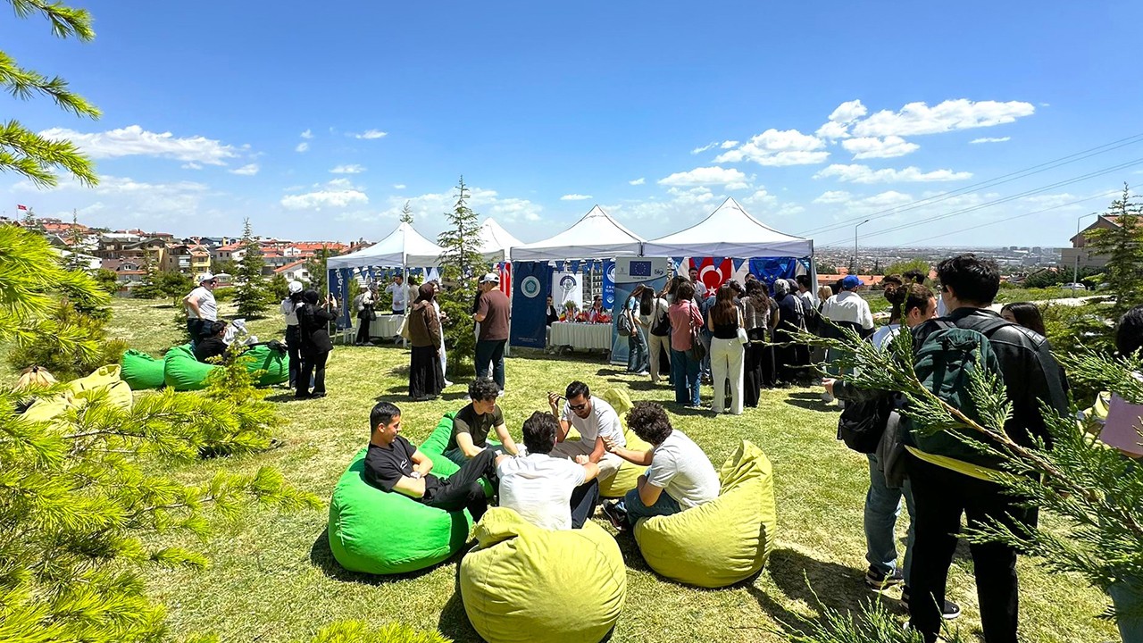 NEÜ’lü öğrenciler AB fırsatlarını festival havasında öğrendi