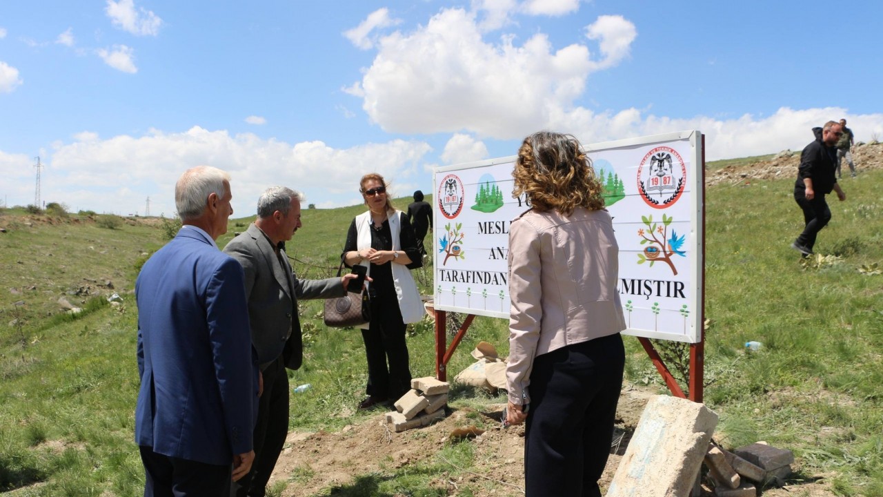 Yunak’ta fidanlar toprakla, çocuklar sahneyle buluştu