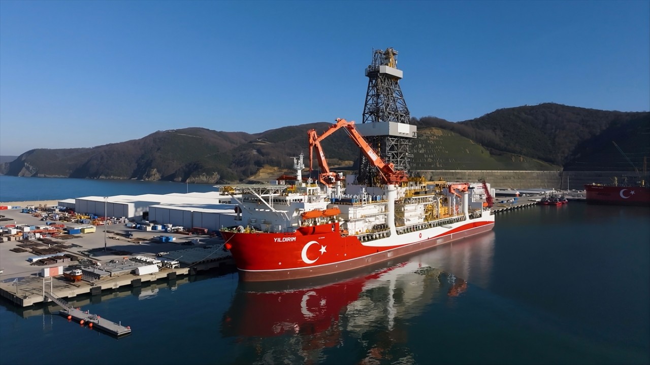 Yıldırım Derin Deniz Sondaj Gemisi, ilk görevi için Filyos'tan ayrıldı