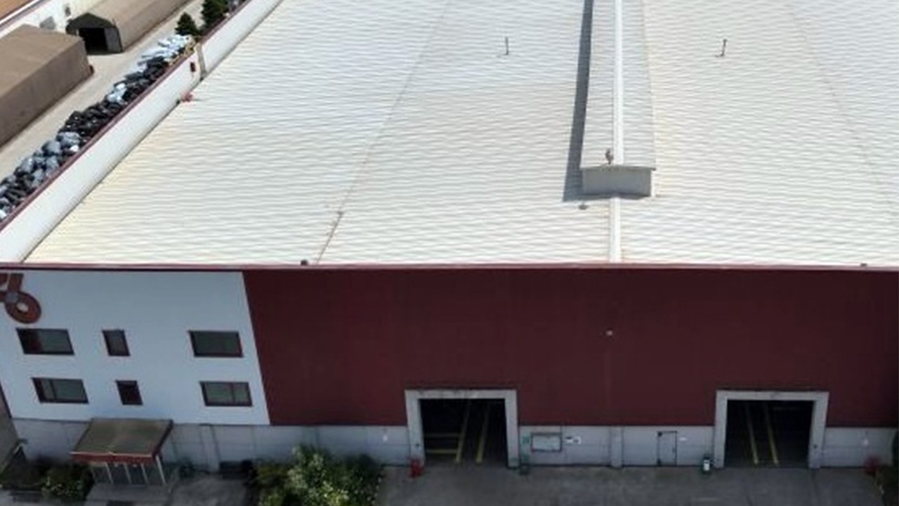 Fabrikada duvar ile malzemeler arasına sıkışan işçi öldü