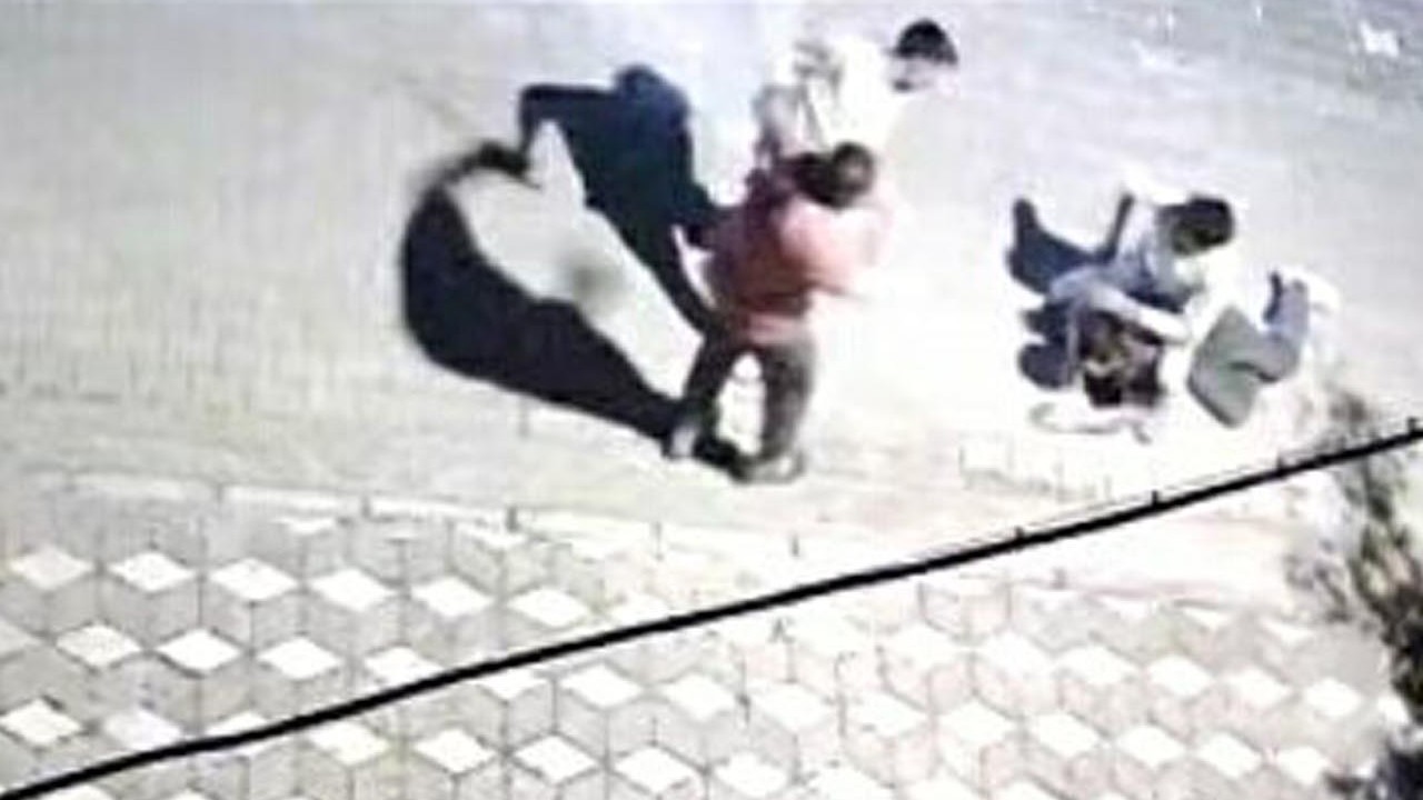 Kız meselesi kanlı bitti! Üniversite öğrencisine bıçaklı, sopalı saldırı kamerada