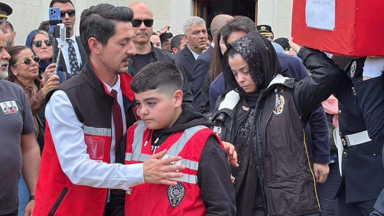 Tekirdağ'da şehit düşen eşinin tabutunu omuzladı