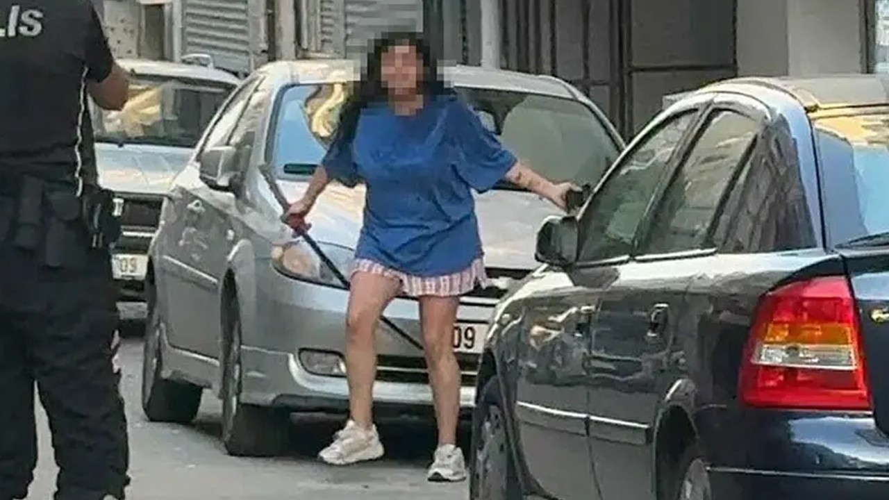 Ailesine saldırdı, kılıçla sokağa indi