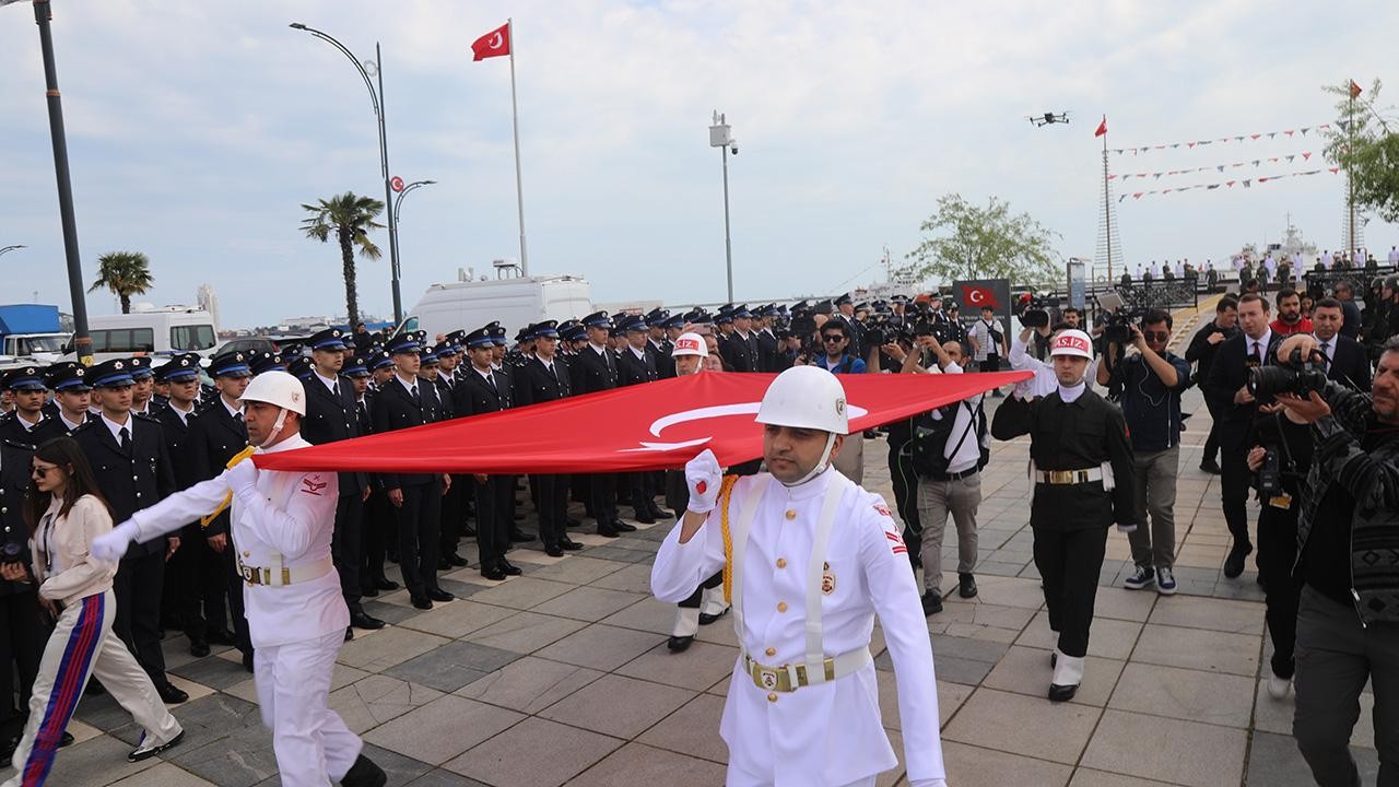 Atatürk'ü temsil eden bayrak Samsun'da karaya çıkarıldı