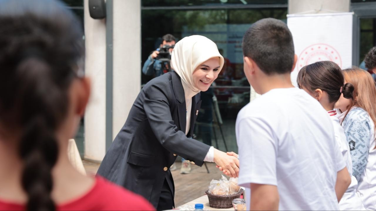 Bakan Göktaş, devlet himayesindeki başarılı sporcu gençlerle buluştu