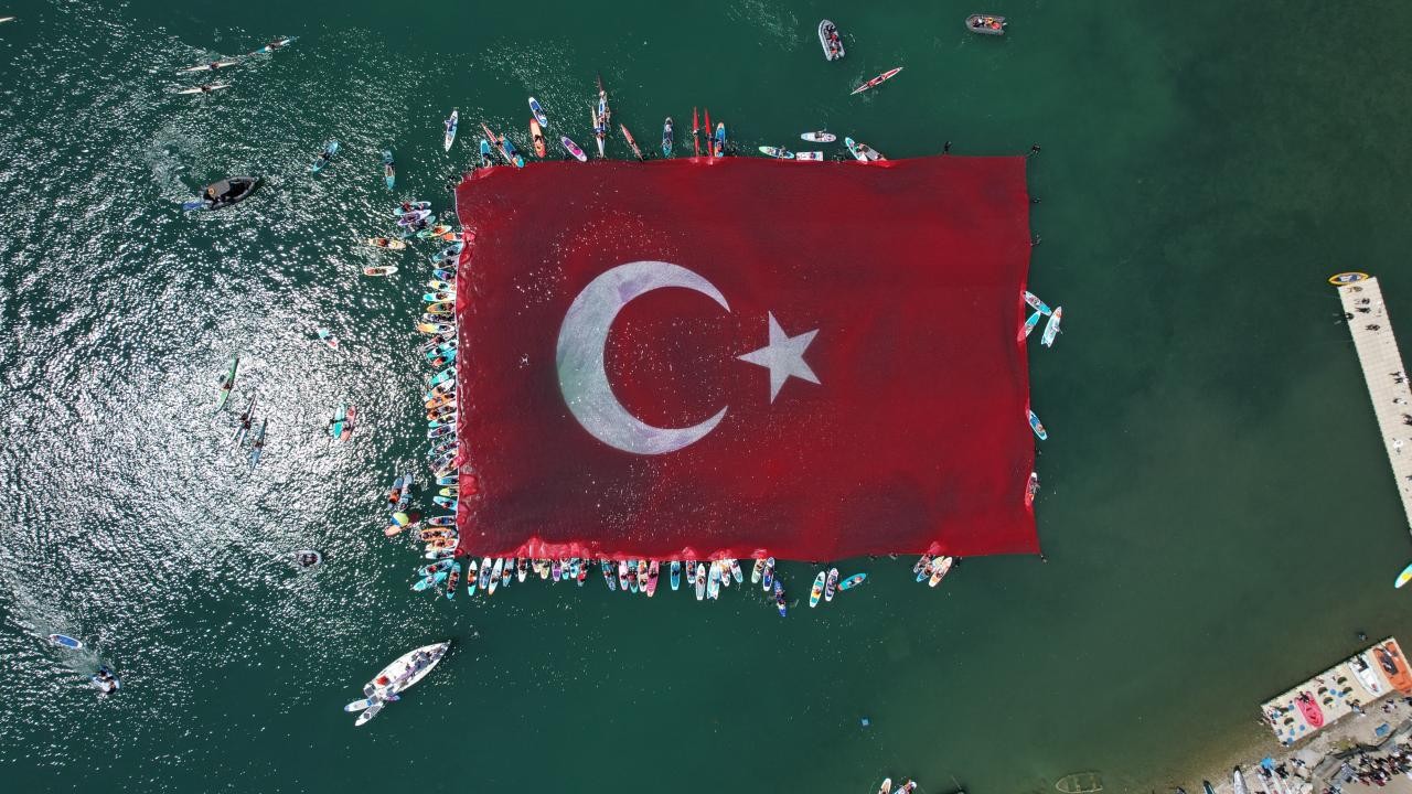 Sapanca Gölü'nde 1923 metrekarelik Türk bayrağı açıldı