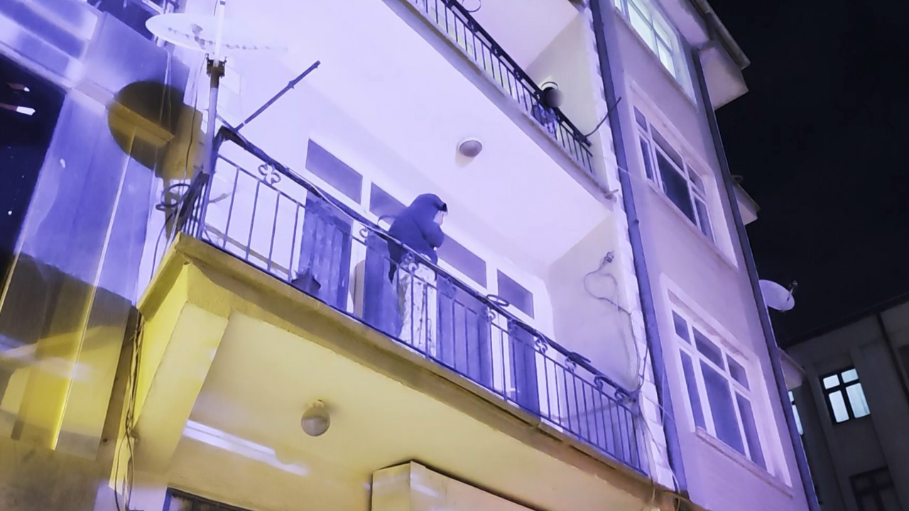 Ayrıldığı erkek arkadaşı evi bastı, kadın alt katın balkonuna atladı