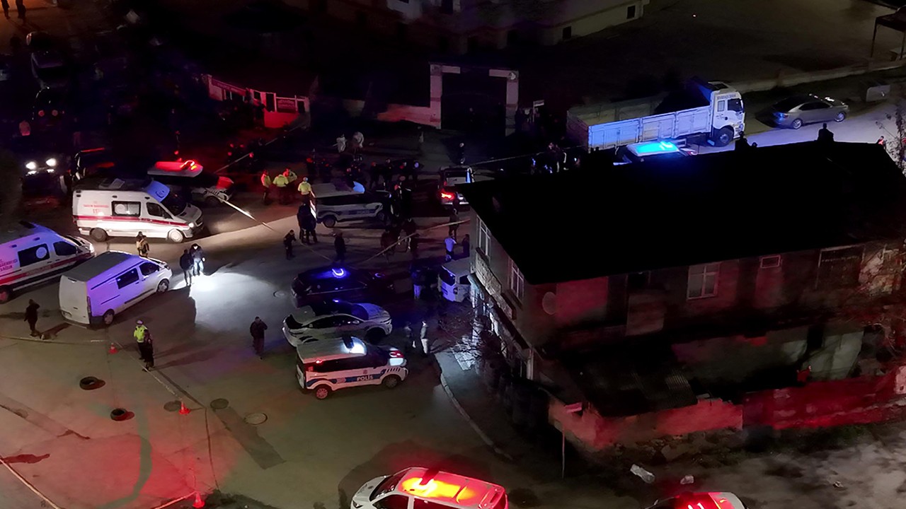 Cami önünde başından vurulmuş halde ölü bulundu