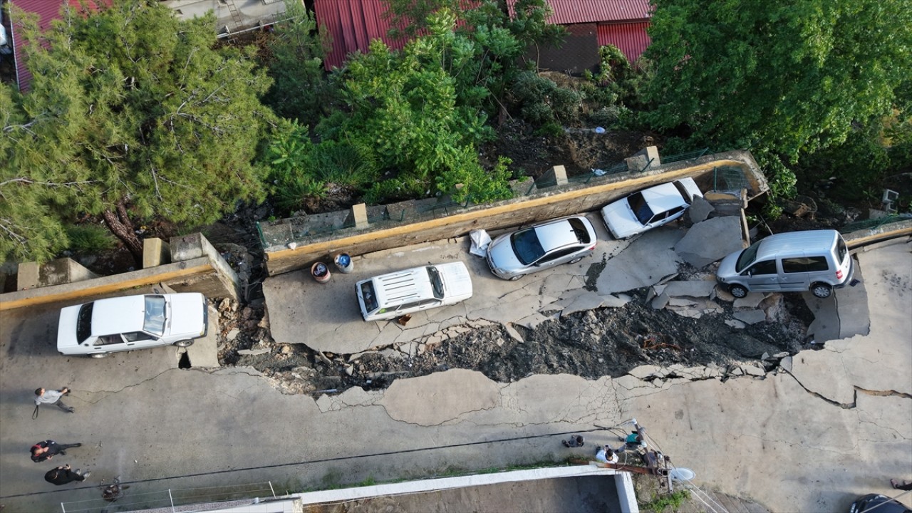 Sağanak nedeniyle ev ve yol çöktü, 2 kişi hayatını kaybetti