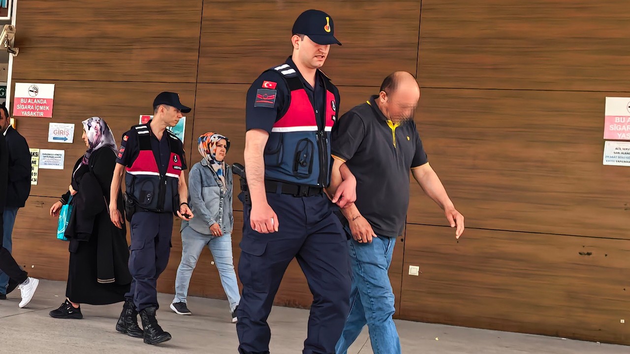 Hamamda müşterinin kredi kartını çalıp alışveriş yapan 2 şüpheliden 1'i tutuklandı