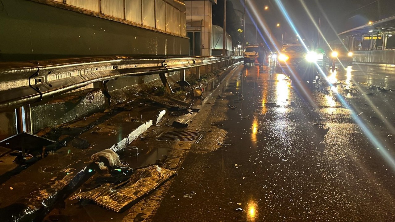 Refüje ve bariyerlere çarpan otomobilin motoru koptu: 1'i ağır 2 yaralı
