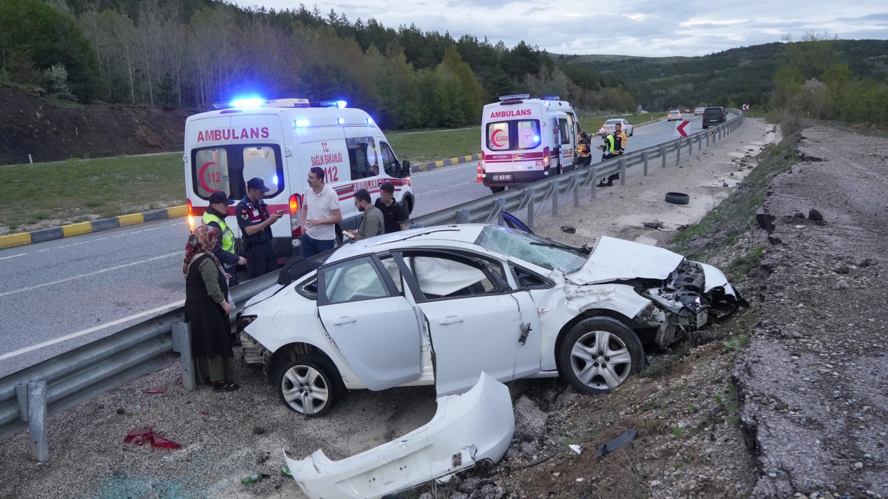 Bayram tatili yolunda kaza: Takla atan otomobildeki 4 kişi yaralandı