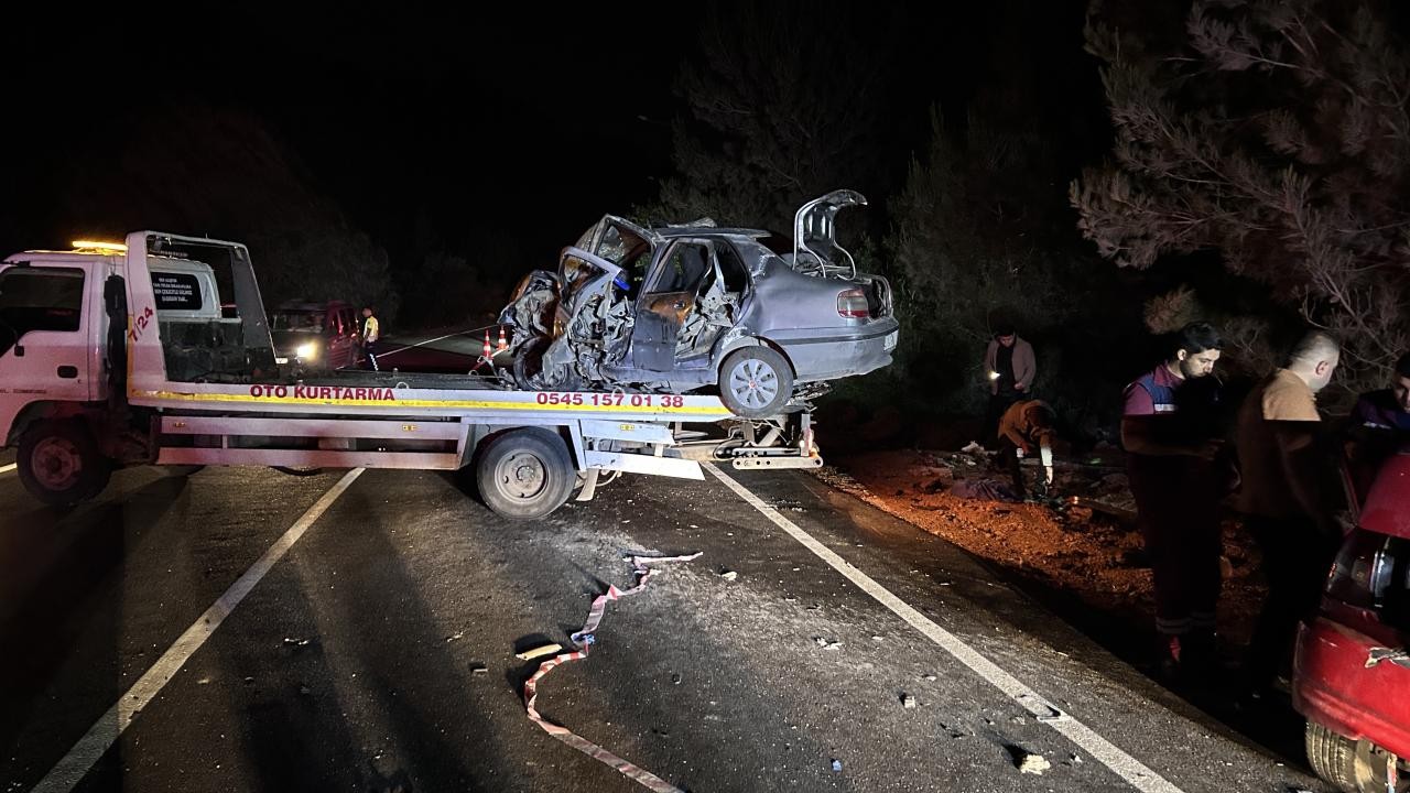 İki otomobilin çarpıştığı kazada 2 kişi öldü, 3 kişi yaralandı