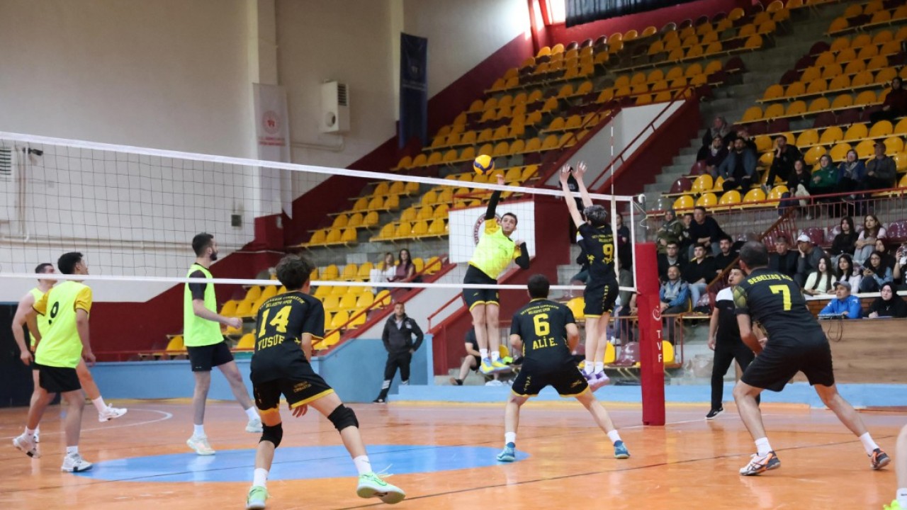 Konya Büyükşehirin voleybol turnuvasında 25 ilçede 2 bin 460 sporcu heyecana ortak oluyor