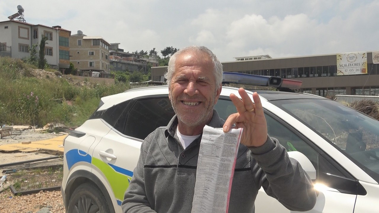 Trafik cezası yiyince mutlu olan sürücü polisleri tek tek tebrik etti