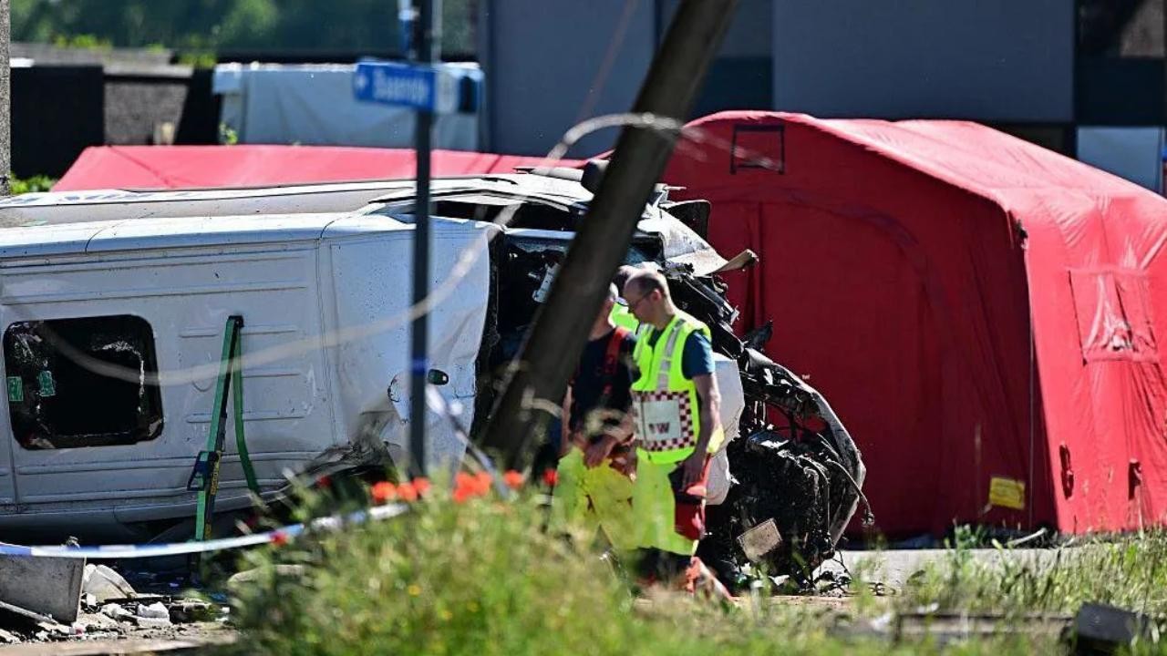 Trenle okul servisi çarpıştı: Çok sayıda ölü var