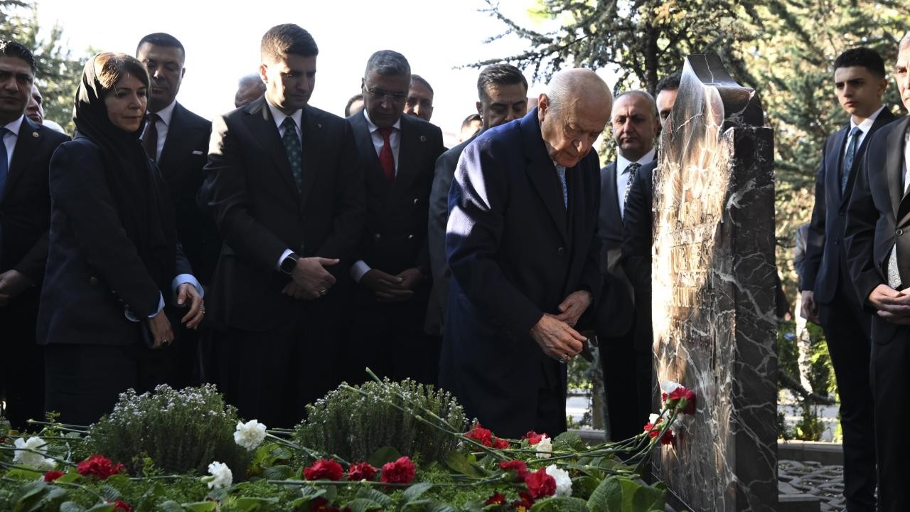 Devlet Bahçeli, Alparslan Türkeş'in kabrini ziyaret etti