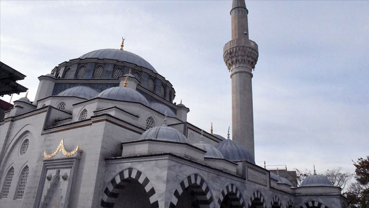 Tokyo Camii'nde bayram namazı yoğun katılım nedeniyle 3 kez kılındı