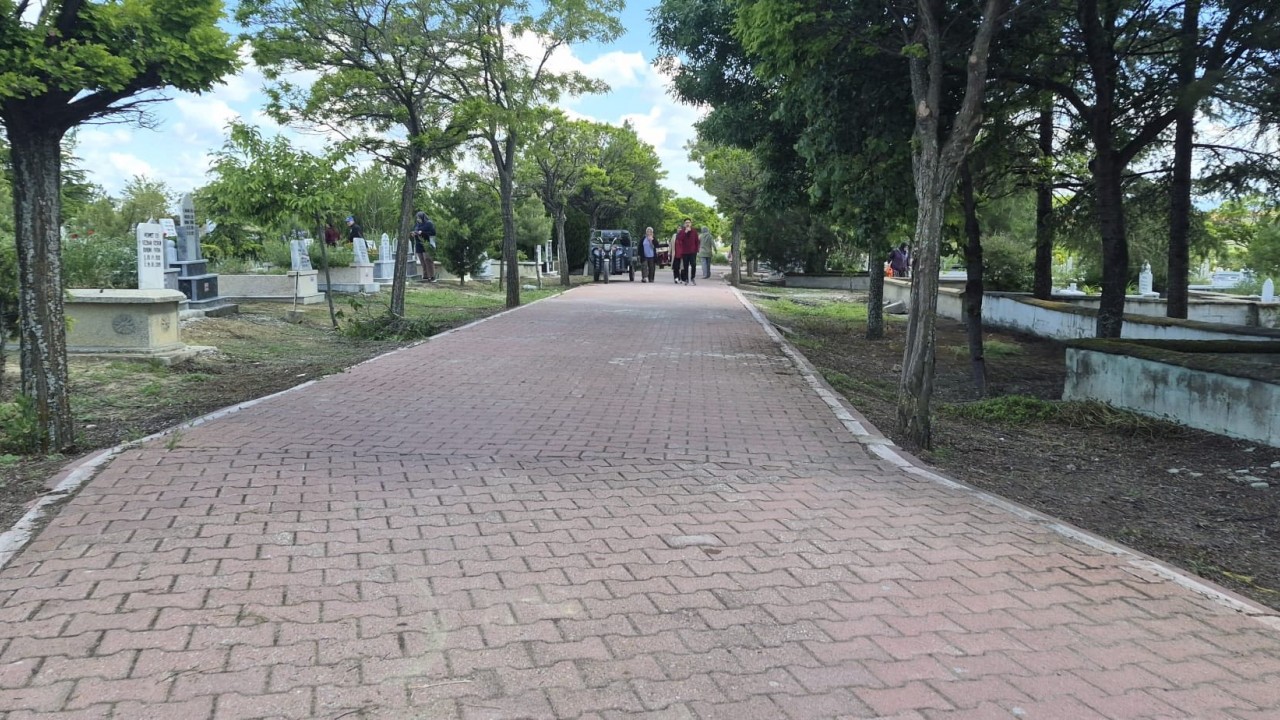 Tuzlukçu'da mezarlık ziyaretleri yapıldı