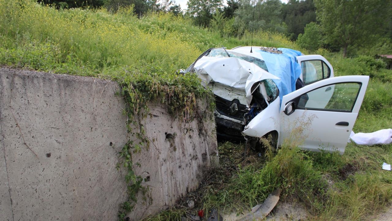 İstinat duvarına çarpan otomobildeki 3 kişi öldü