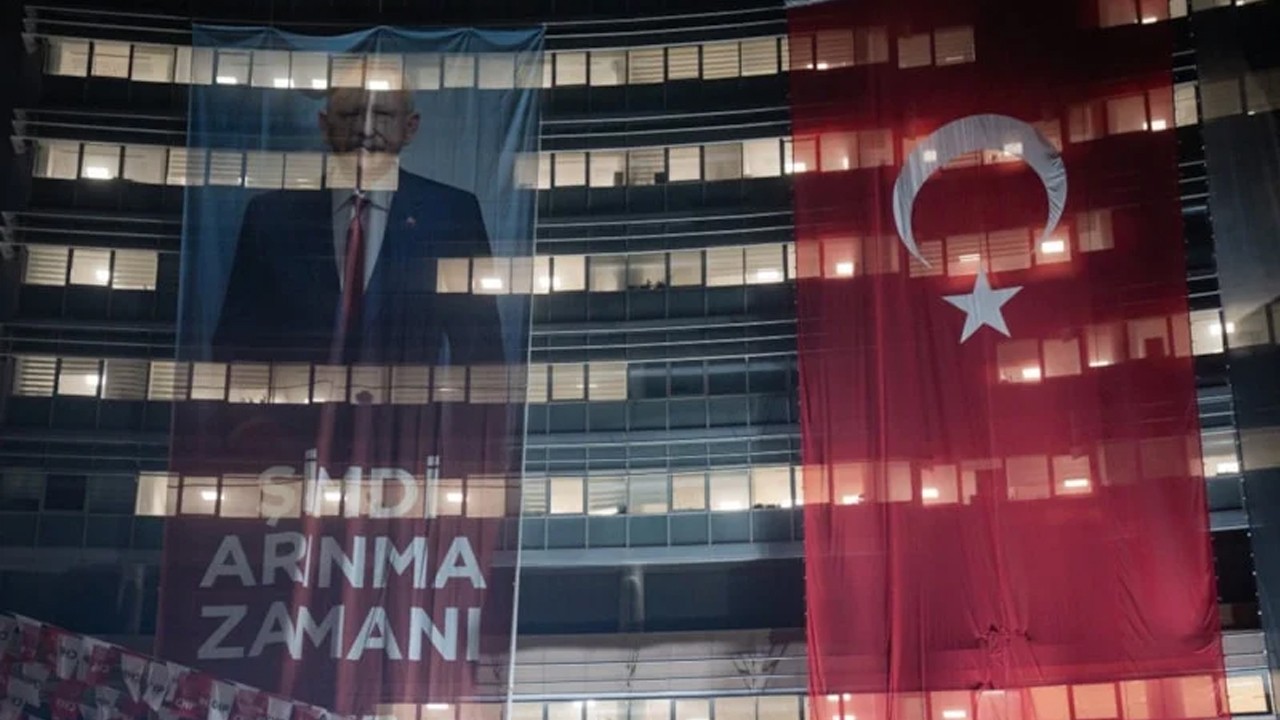 CHP Genel Merkez binasına Kemal Kılıçdaroğlu'nun posteri asıldı
