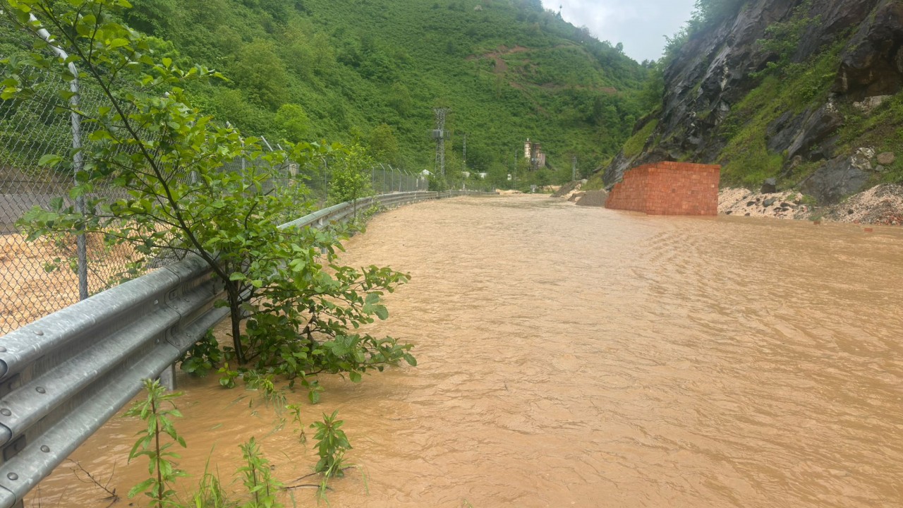 Giresun'da sağanak! Dereler taştı, yol ulaşıma kapatıldı