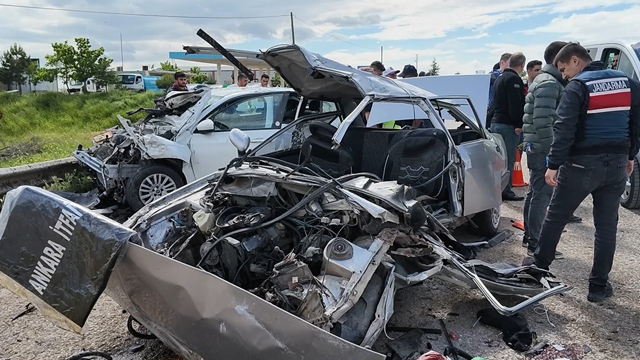 Feci kazada hayatını kaybeden çift ve 10 yaşındaki kızları toprağa verildi