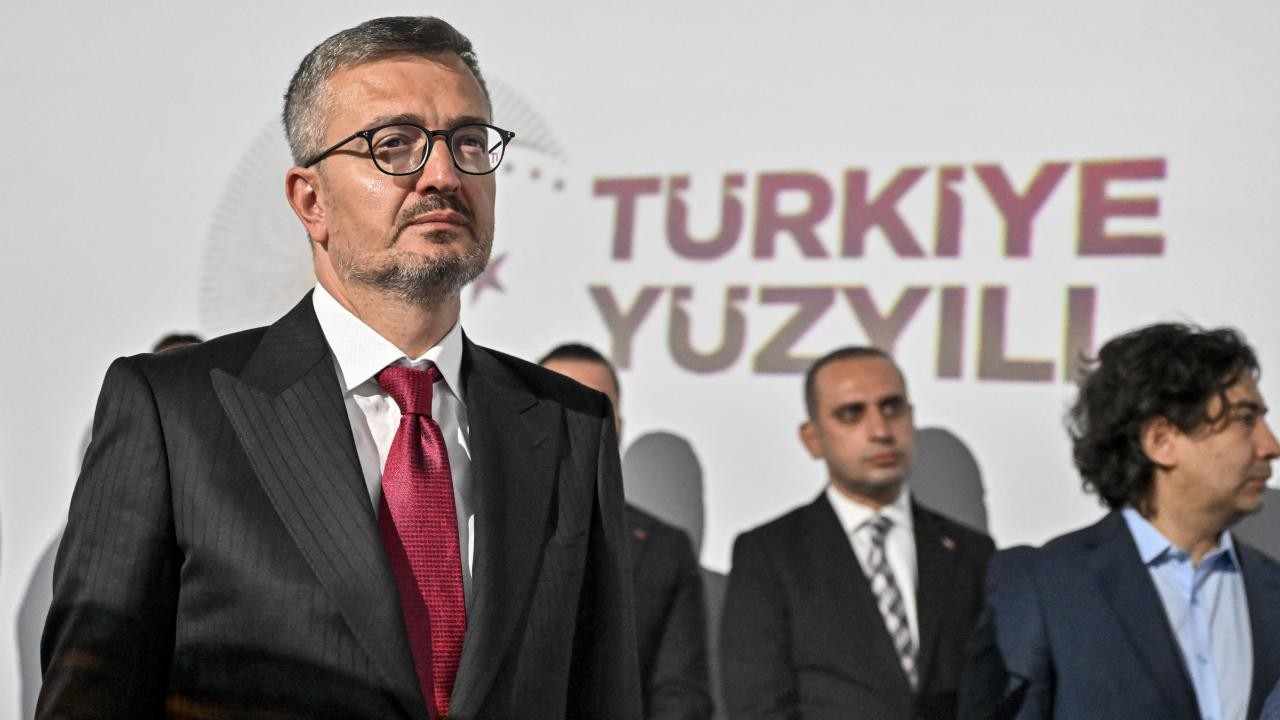 İletişim Başkanı Duran, “Fatih Sultan Mehmet ve İstanbul’un Fethi” temalı deneyim çadırını ziyaret etti