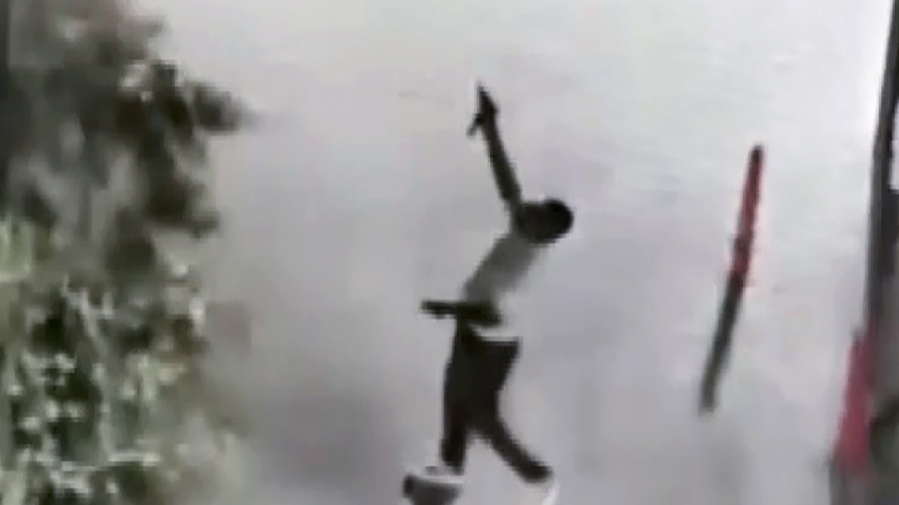 Komşusu ile tartıştı, bahçeye inip silahla ateş açtı