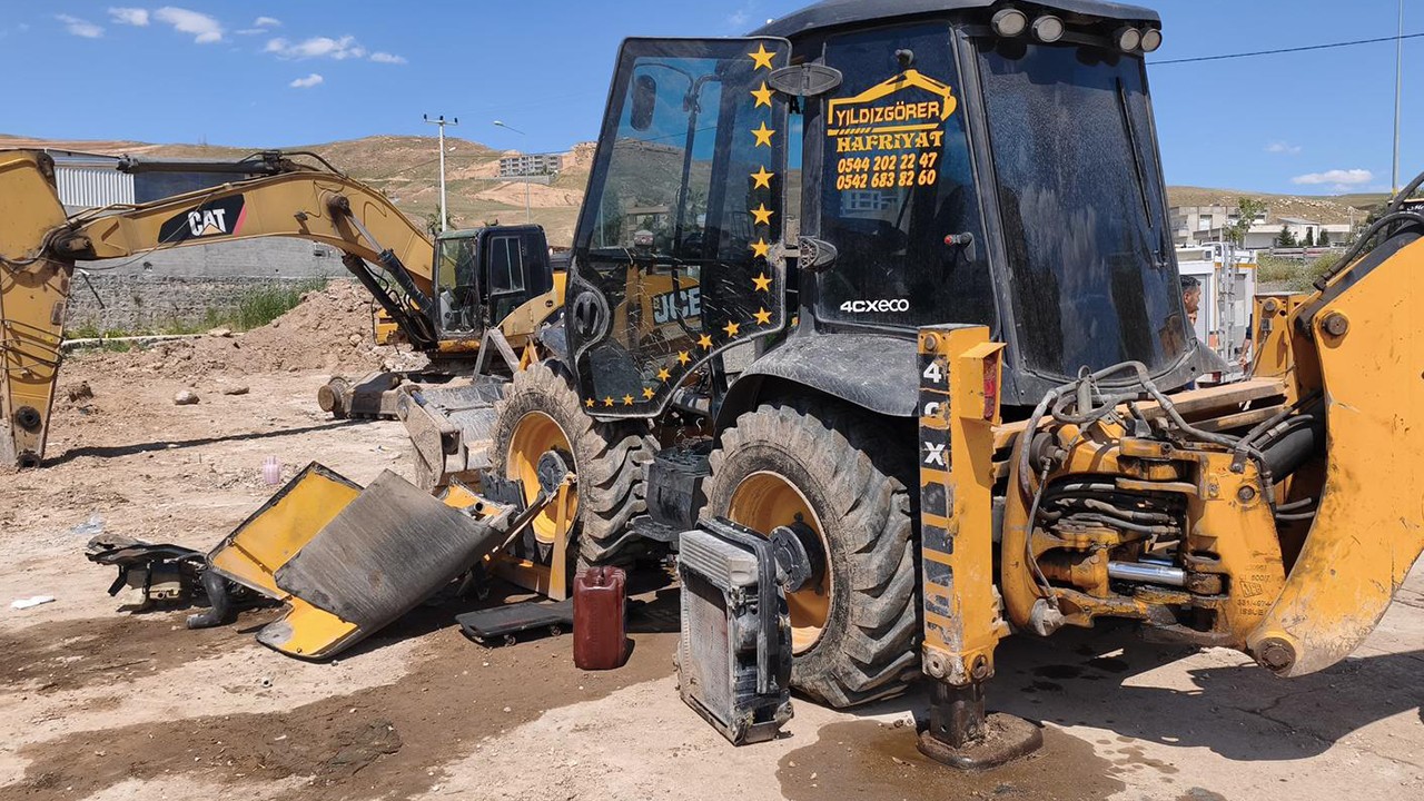 Tamir ettikleri iş makinesinin altında kaldılar; 1 ölü, 1 yaralı