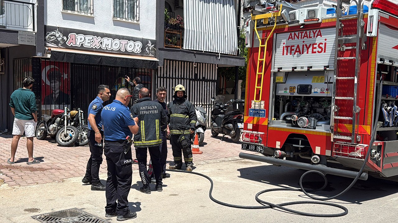 Üzerine benzin döküp kendisini iş yerine kilitledi