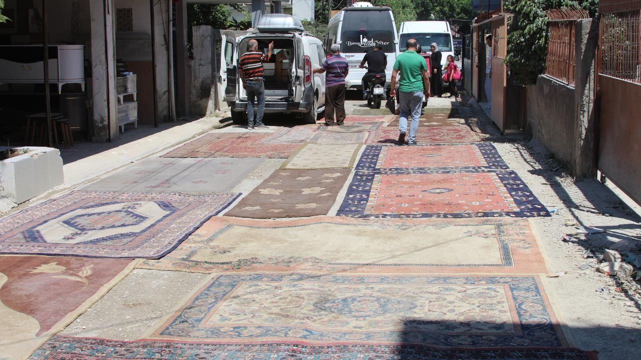 Asfaltlanmayan sokağın tozundan rahatsız oldular! Mahalleye halı serildi