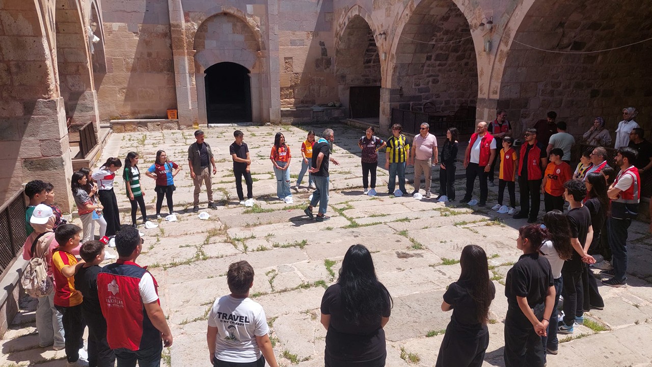 Konya'da 100 öğrenci vakıf geleneği için piknikte buluştu