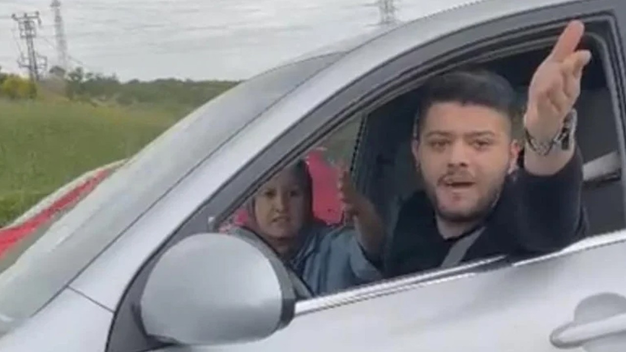 Trafikte 'Önüme kırdın' kavgası! Araçtan inip kadın sürücüye saldırdı