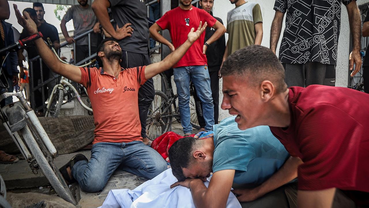 Katil İsrail'in Gazze'ye saldırılarında can kaybı 72 bin 996'ya yükseldi