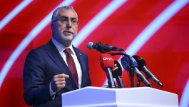 Bakan Işıkhan: Dijital bağımlılık ciddi bir tehdittir