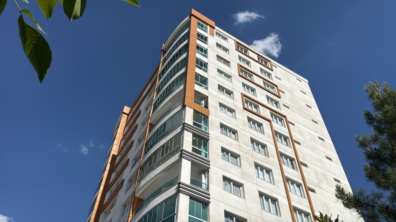 Evinin balkonundan atlayan çocuk hayatını kaybetti