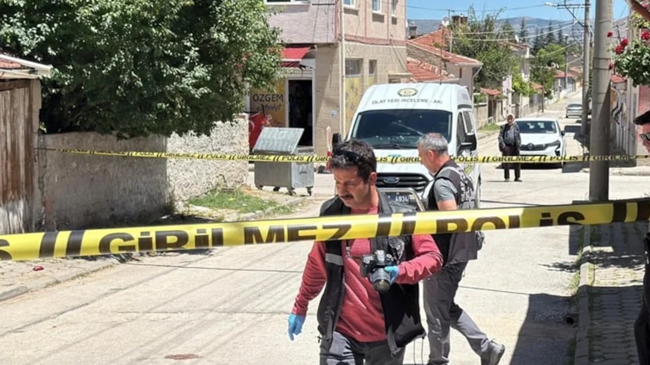 Geri geri gelen aracın çarptığı kadın yaşamını yitirdi