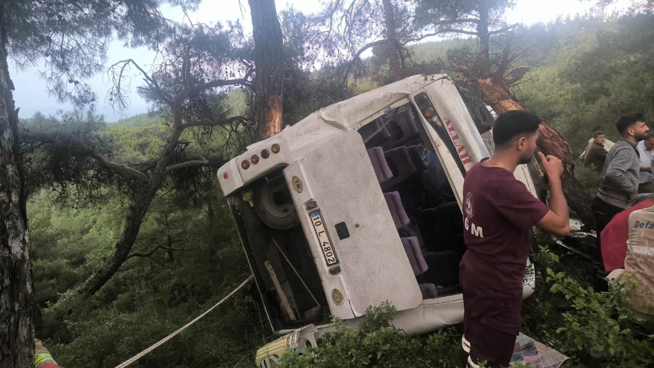 Tarım işçilerini taşıyan midibüs devrildi: Çok sayıda yaralı var