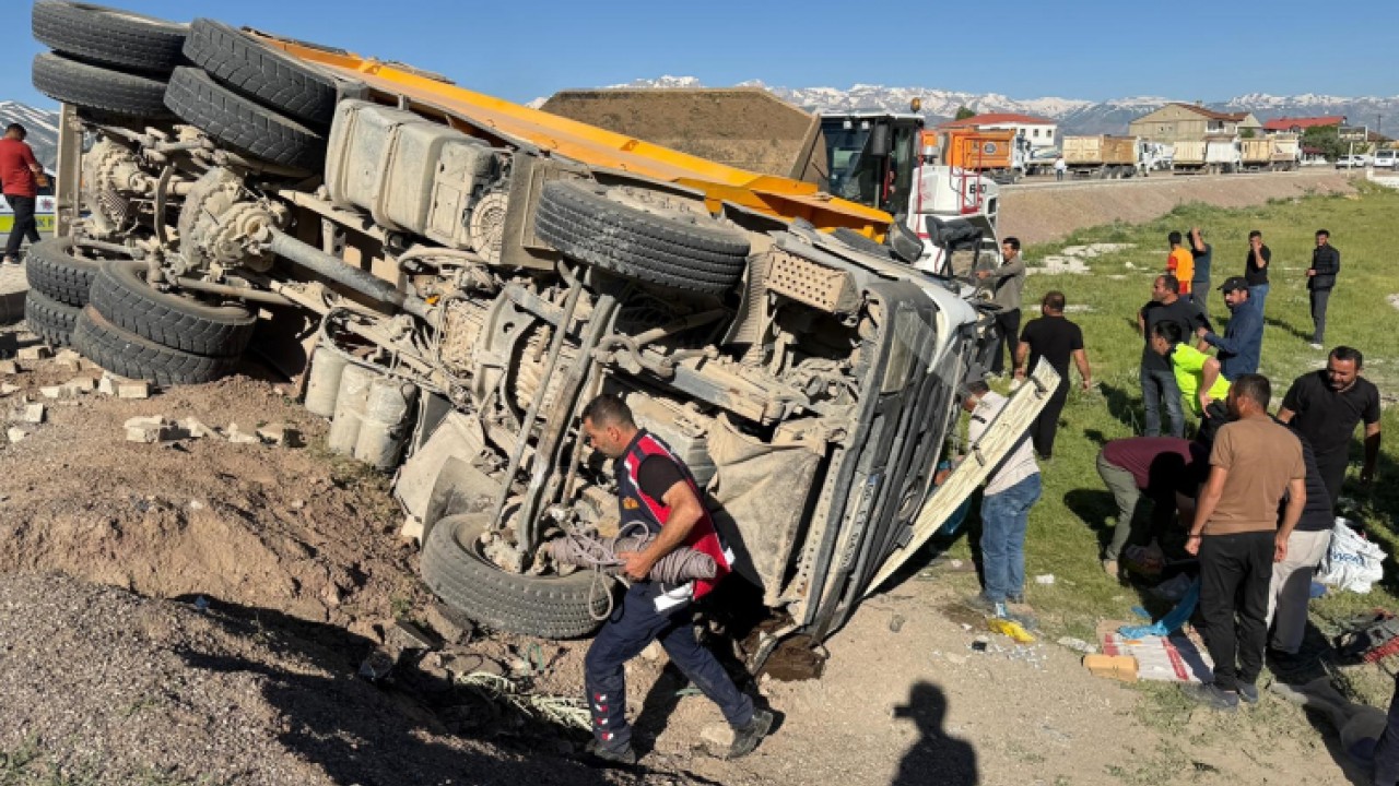 Yolcu minibüsü ile kamyon çarpıştı: Ölü ve yaralılar var