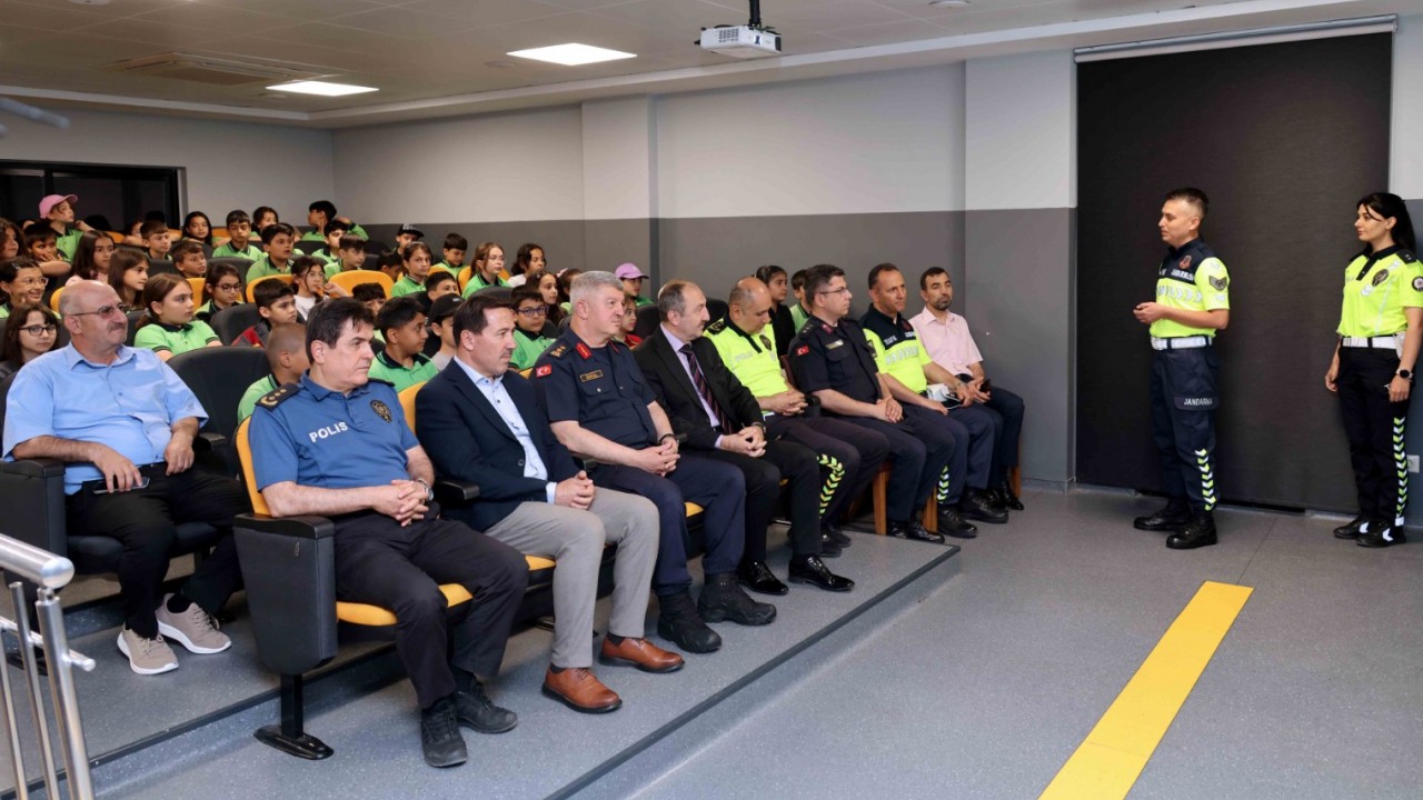 Başkan Kılca öğrencilerin son dersine katıldı