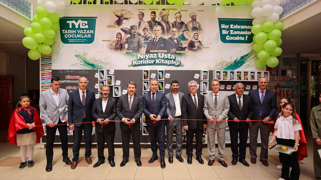 Meram’da minik öğrenciler tarihi şahsiyetleri sahnede canlandırdı