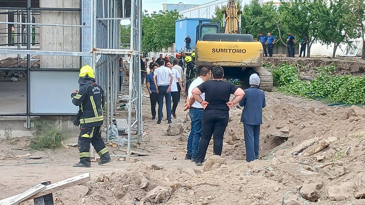 Bahçe duvarının altında kalan kepçe operatörü hayatını kaybetti